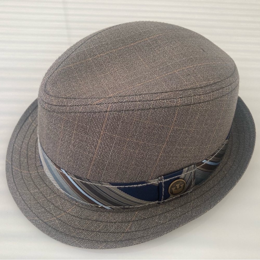 Gorin Bros est 1895 men’s hat size large plaid grey color.